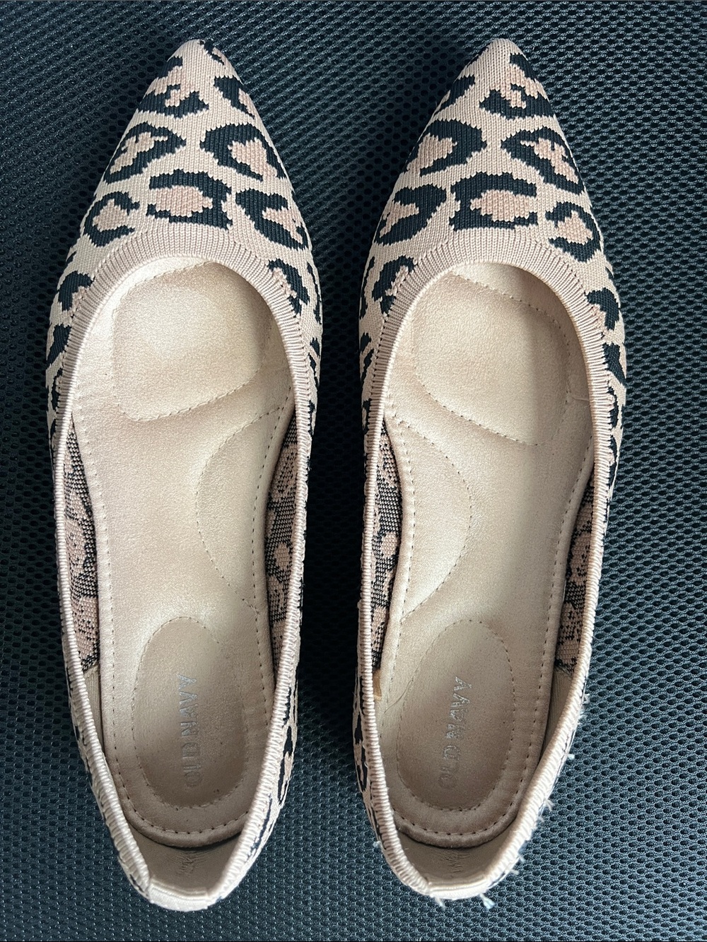 Old Navy women’s Beige and Black Leopard Pointed-Toe Flats